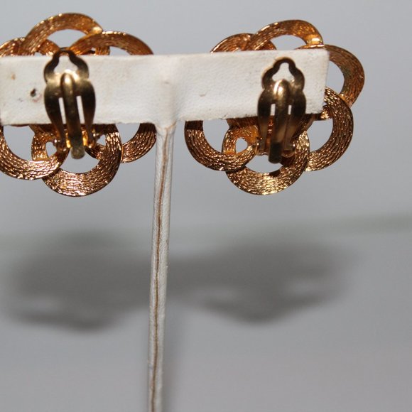 AUTHENTIC VINTAGE CHANEL GOLD TONE AND PEARL CLIP EARRINGS - Picture 4 of 7